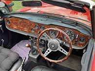 The walnut veneered dashboard - nice!